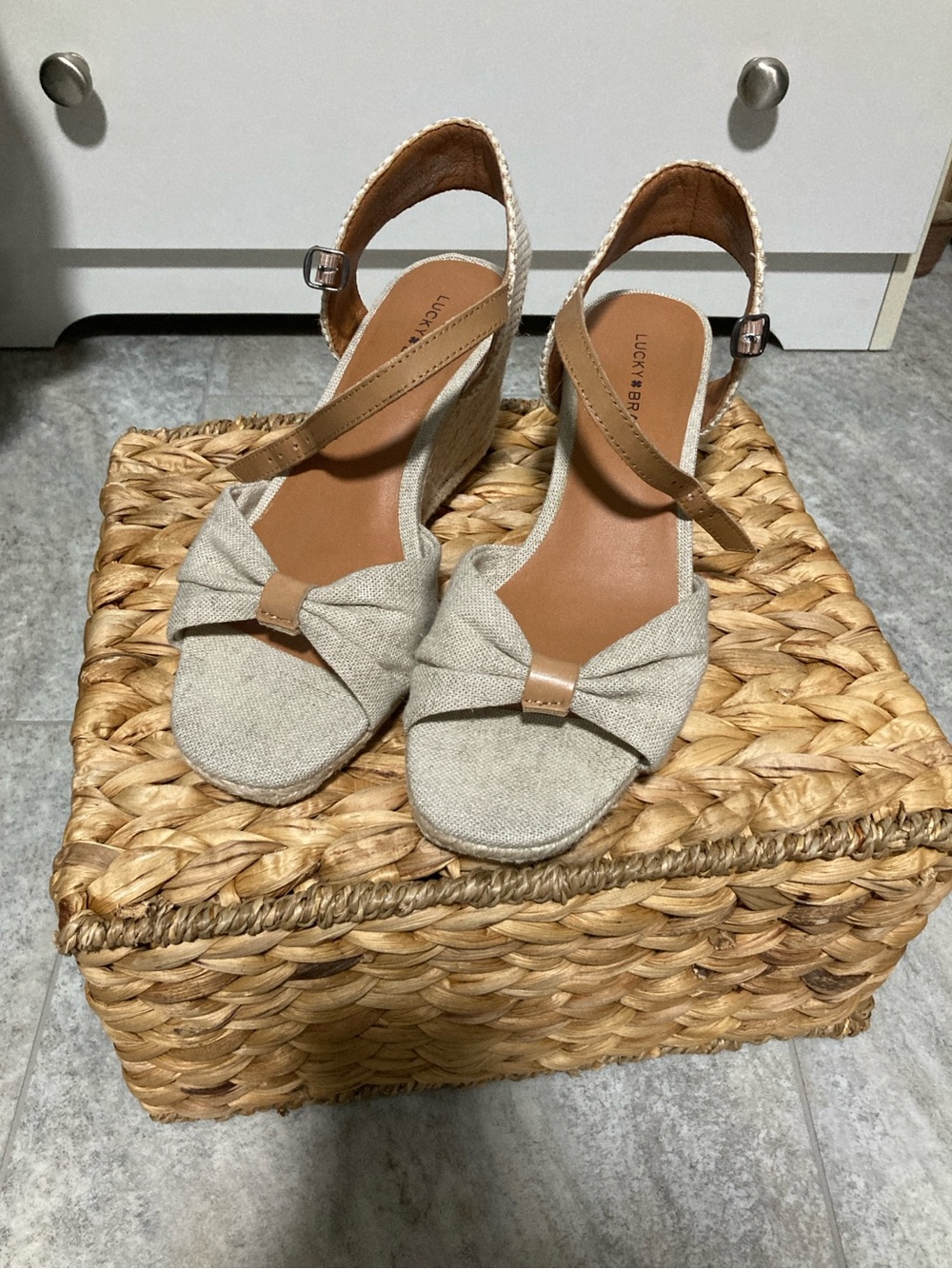 Lucky Brand Natural Linen Bow Wedge Sandals with Tan Straps. Size 6.